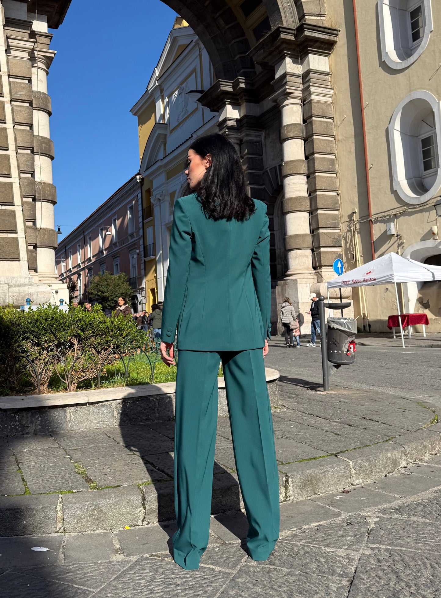 Vista posteriore tailleur tre pezzi donna Made in Italy con giacca monopetto sfiancata e pantalone palazzo