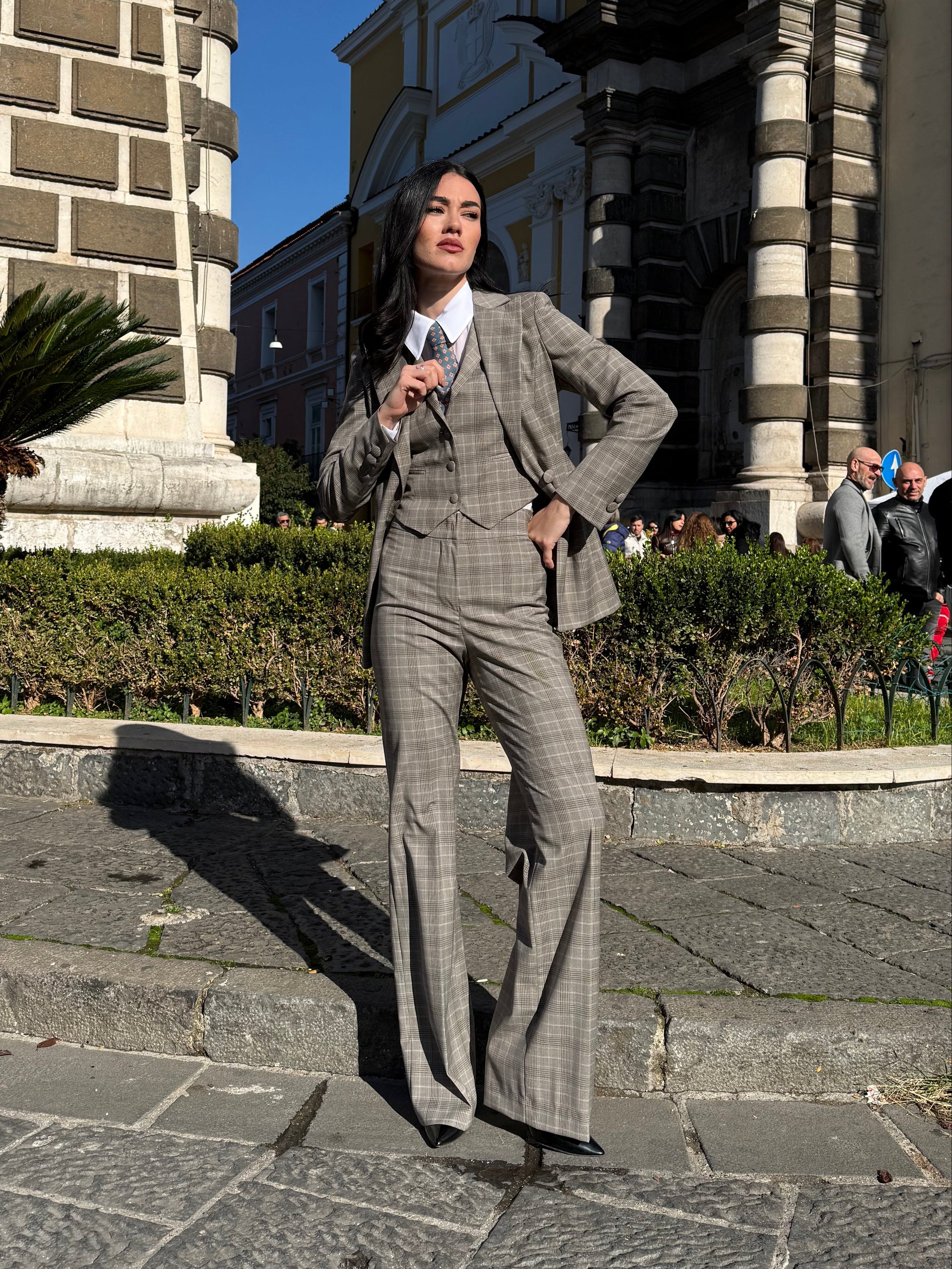 Tailleur 3 pezzi donna in tessuto Principe di Galles con cravatta giacca sagomata monopetto e gilet crop