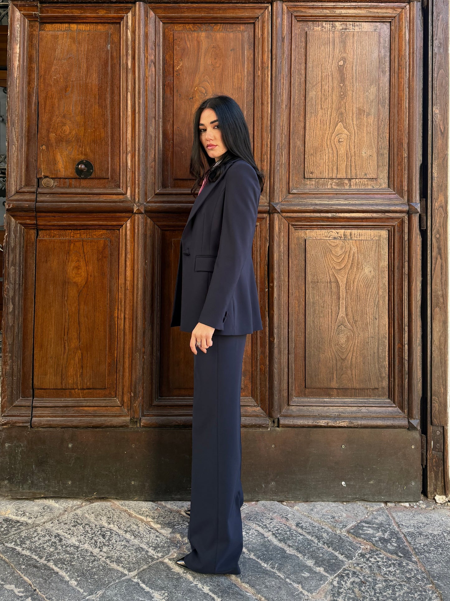Tailleur tre pezzi donna con giacca monopetto dal taglio sfiancato e pantalone palazzo, silhouette elegante e moderna
