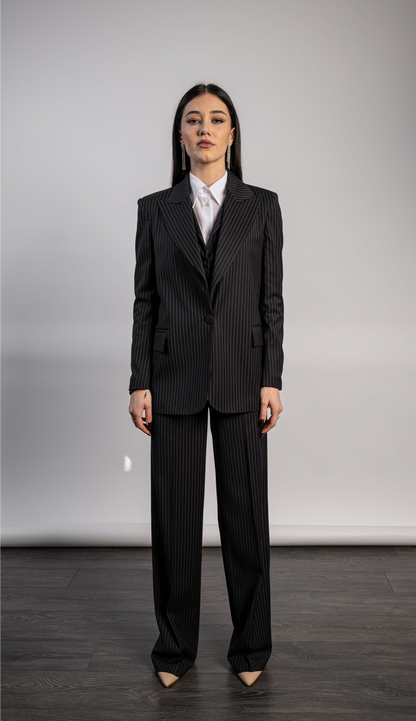 ARES GESSATO completo tre pezzi: giacca oversize a bottone, gilet crop con collo sciallato e pantaloni palazzo.