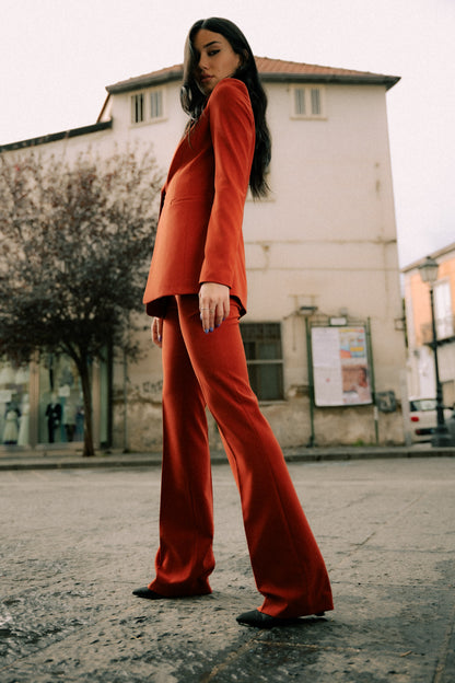 Tailleur monopetto donna color coccio – posa laterale