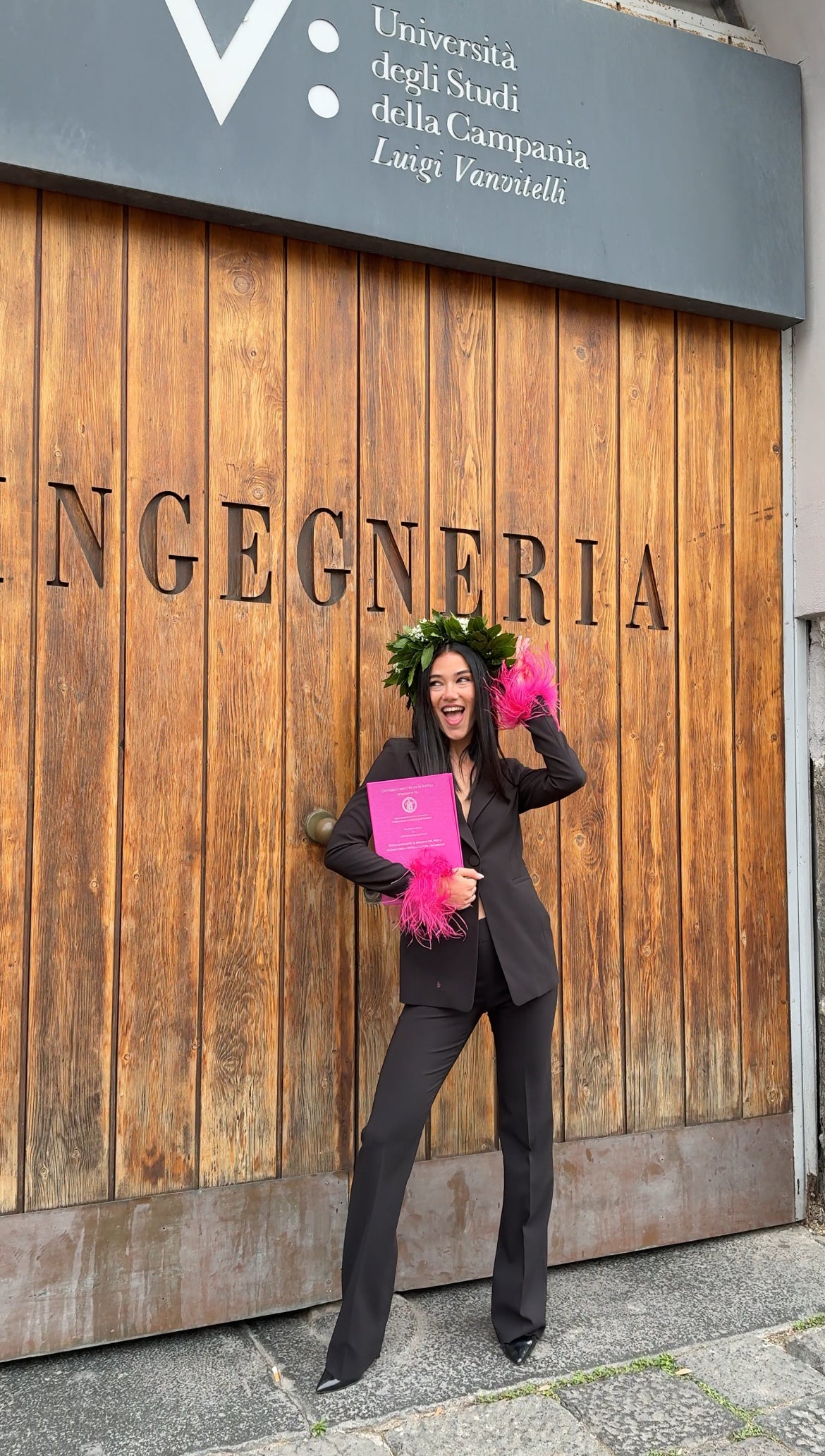 Tailleur monopetto donna nero Made in Italy con piume ai polsi color fucsia