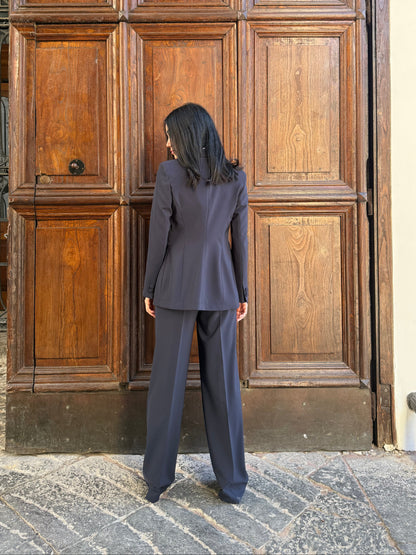 Vista posteriore tailleur tre pezzi donna Made in Italy con giacca monopetto sfiancata e pantalone palazzo, linea sartoriale elegante