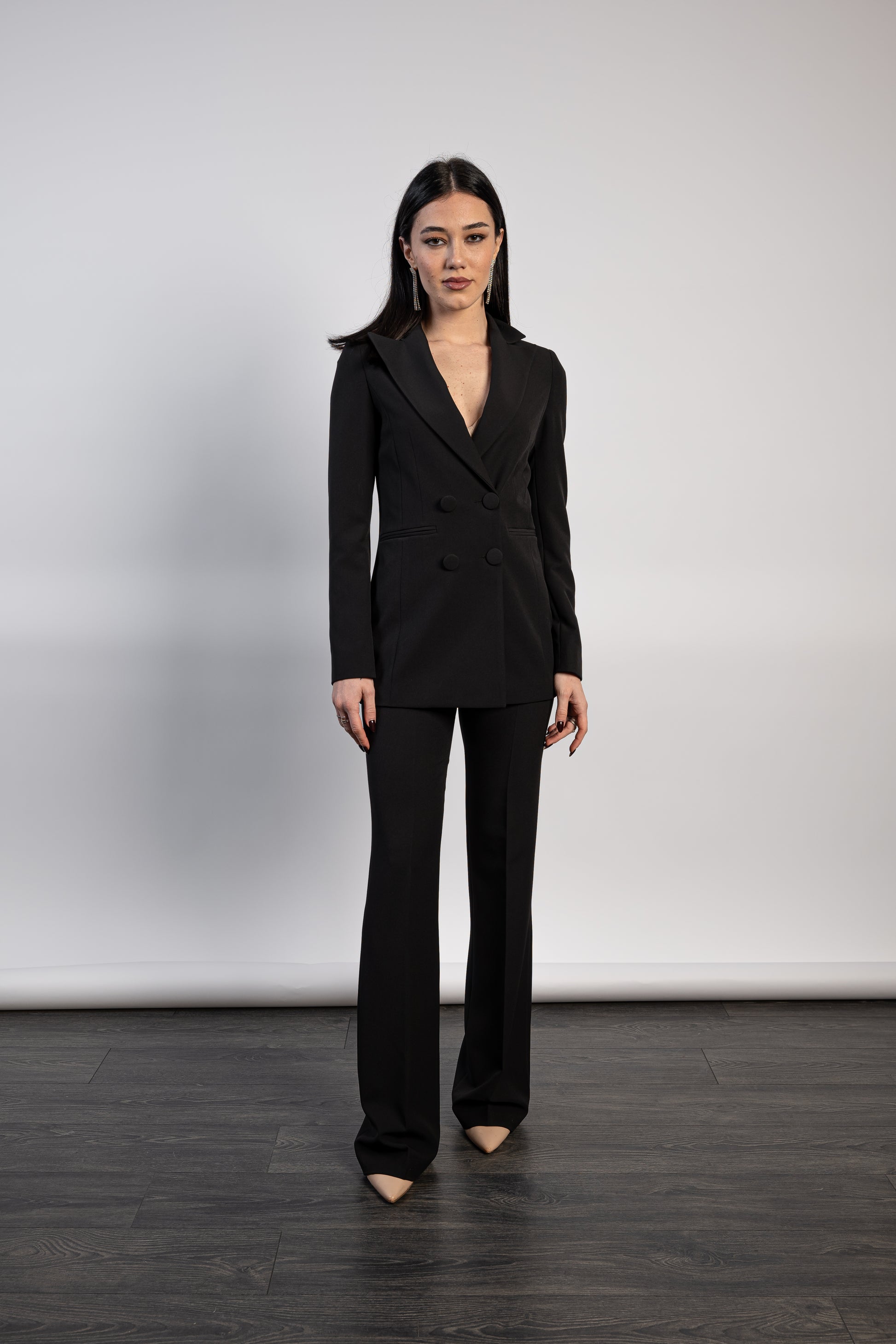 Tailleur doppiopetto donna nero elegante, giacca sagomata con bottoni frontali e pantalone coordinato