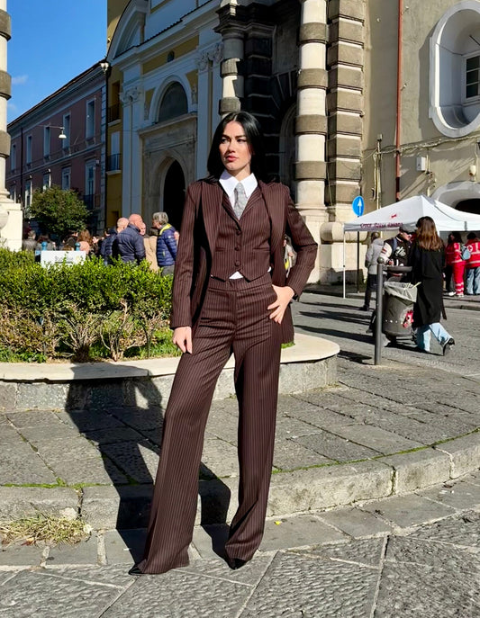 Dettaglio frontale tailleur 3 pezzi donna gessato con gilet crop e giacca dal taglio sartoriale