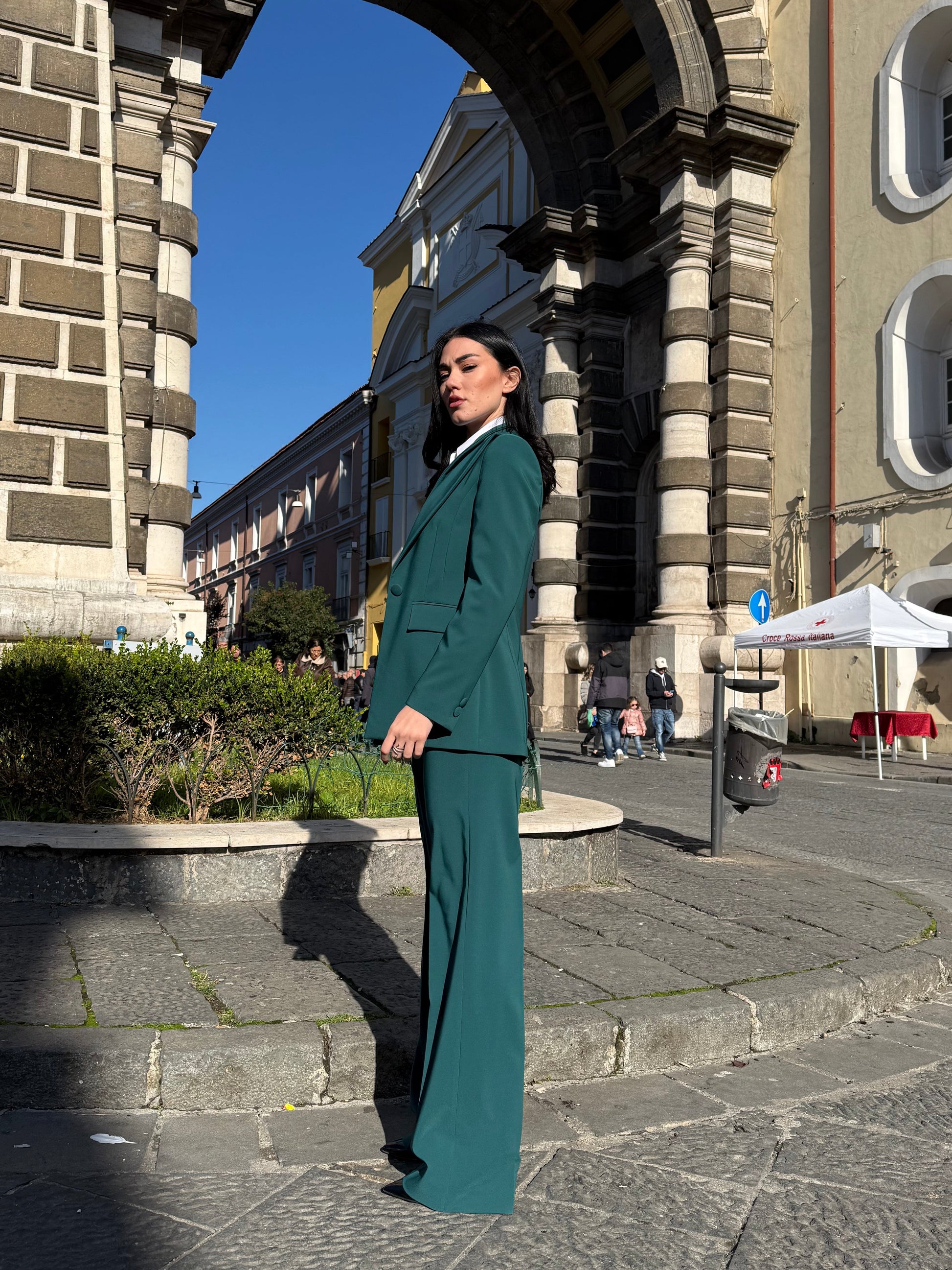 Profilo tailleur tre pezzi donna con giacca sfiancata e pantalone palazzo a vita alta