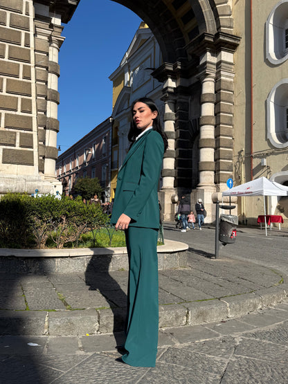 Profilo tailleur tre pezzi donna con giacca sfiancata e pantalone palazzo a vita alta