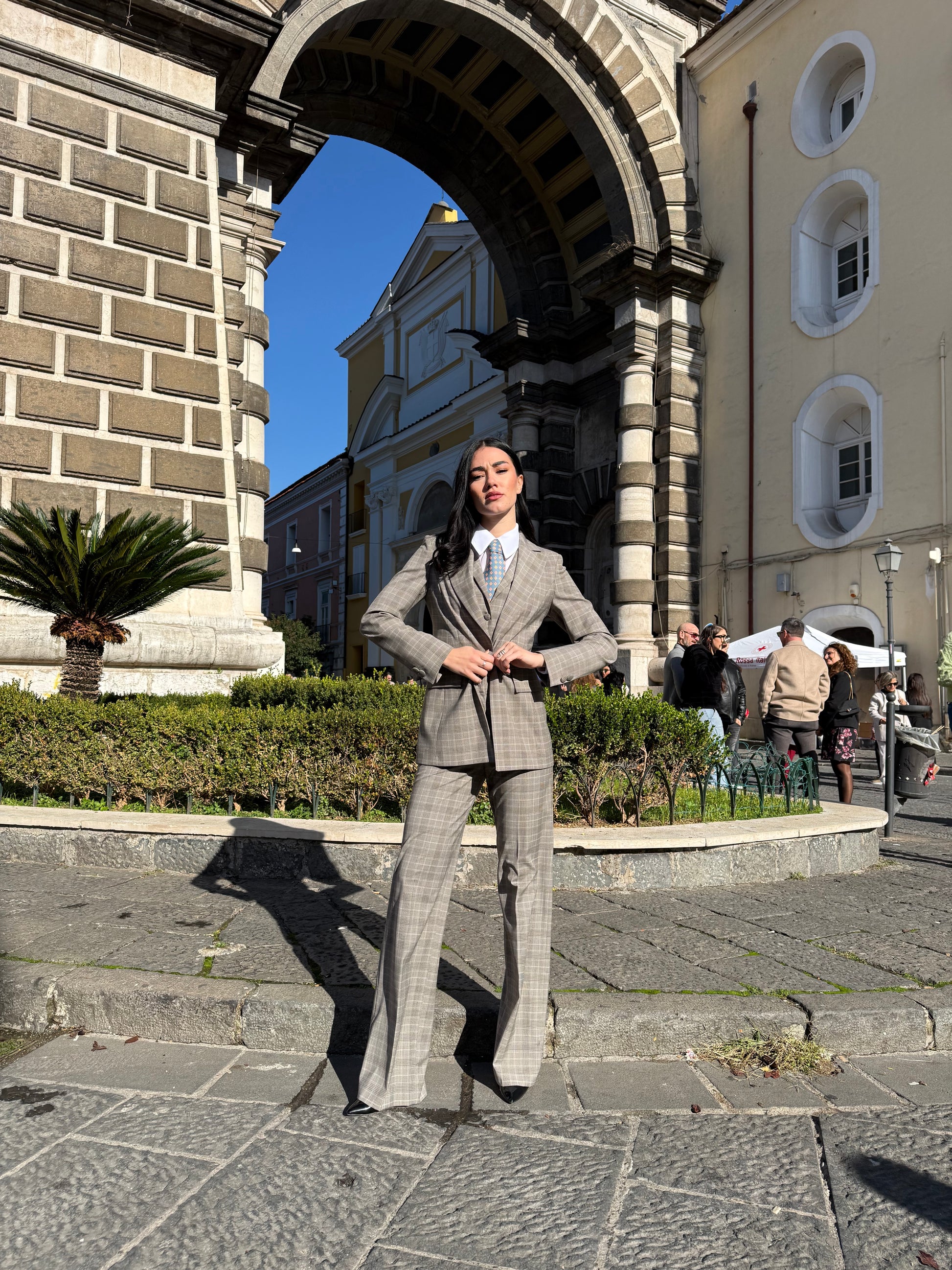 Tailleur 3 pezzi donna Principe di Galles con giacca monopetto sfiancata e pantalone palazzo
