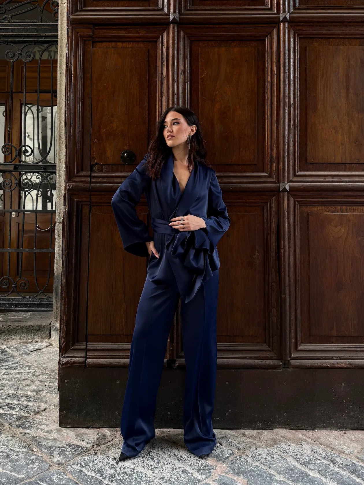 Tailleur donna blu notte elegante con giacca a portafoglio e cintura tono su tono, pantaloni palazzo a vita alta – completo laurea 2026 e cerimonia raffinato