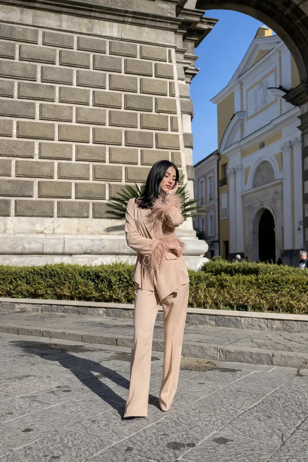 Tailleur donna laurea 2026 beige in satin con pantaloni palazzo e dettagli piuma