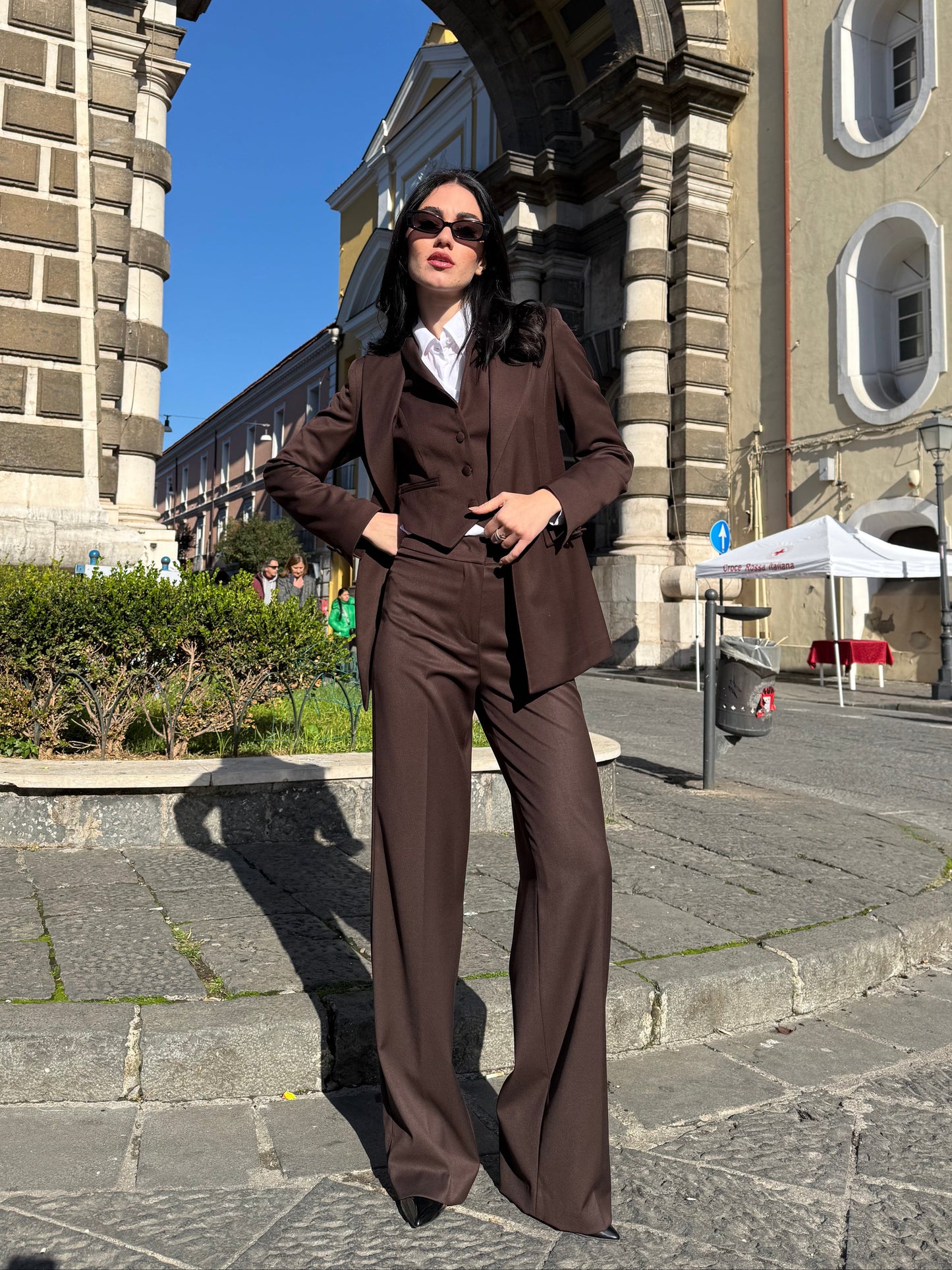Dettaglio tailleur tre pezzi donna con gilet crop a tre bottoni in tinta e giacca monopetto con petto a lancia
