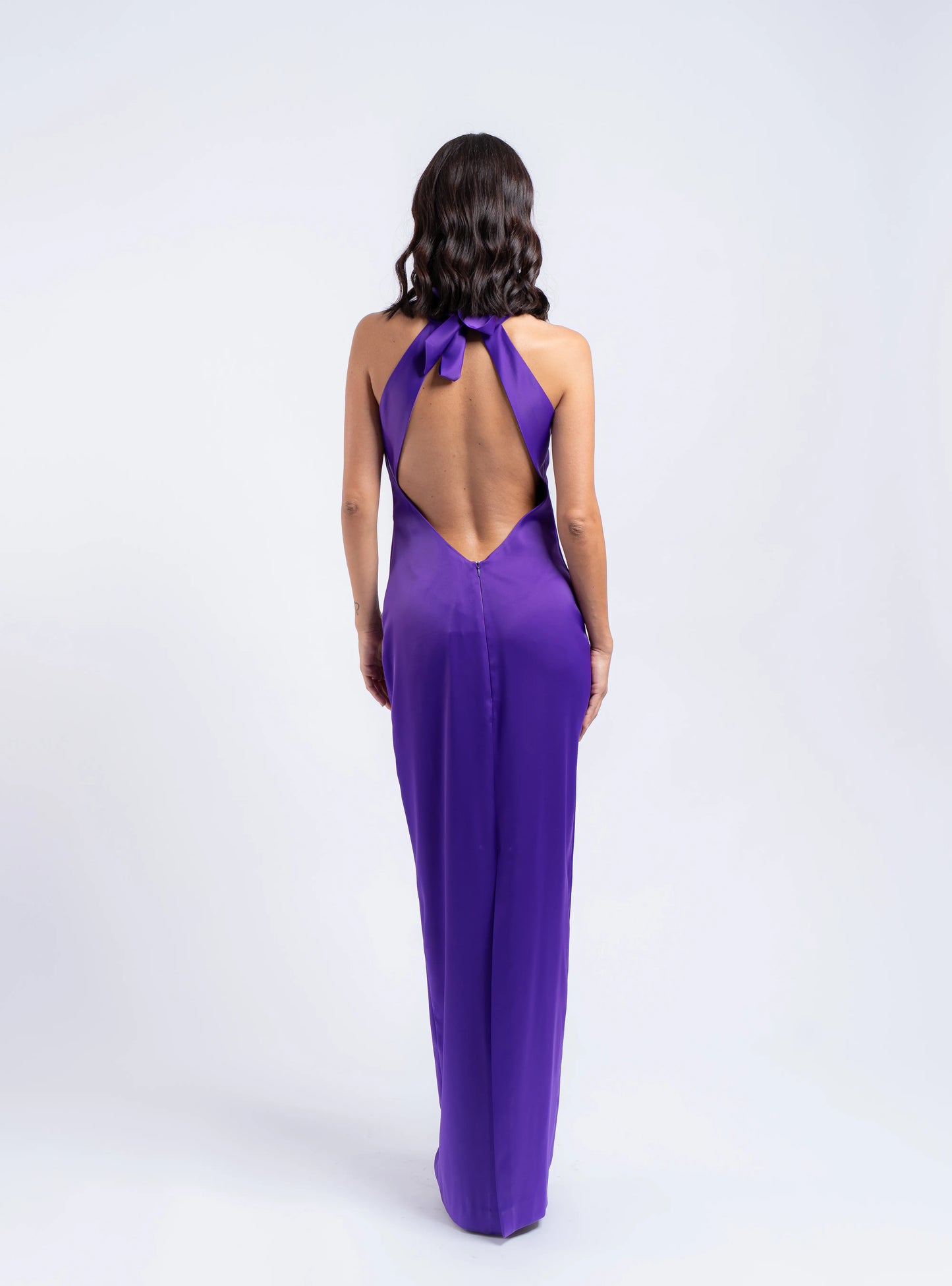 Abito lungo satin donna elegante con scollo all’americana colore viola – vista posteriore con schiena scoperta