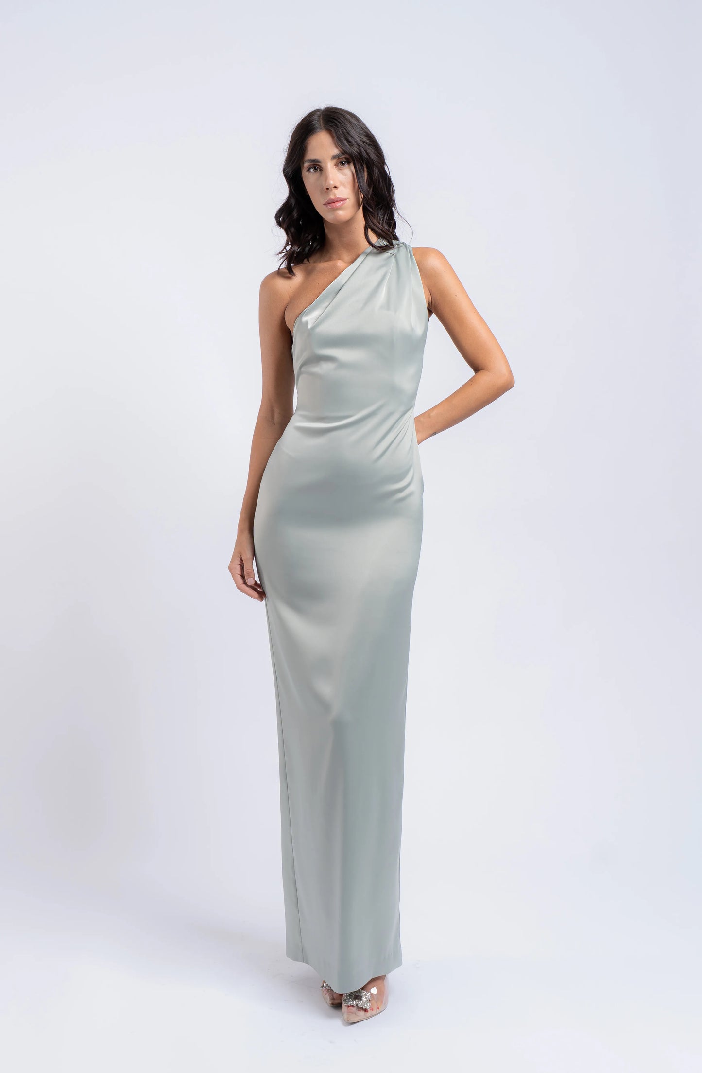 Abito lungo satin monospalla con drappeggio e silhouette aderente vista frontale