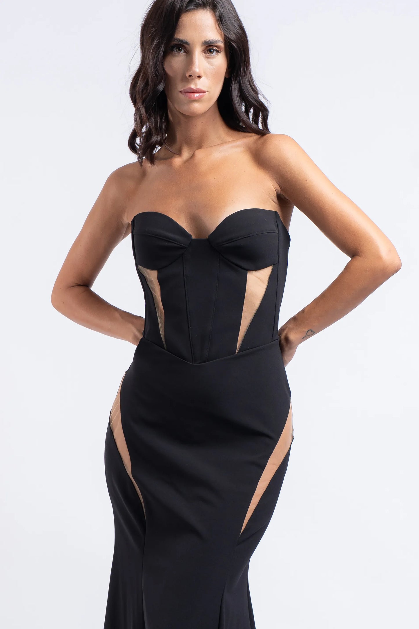 Abito elegante nero aderente con linea sirena slanciata