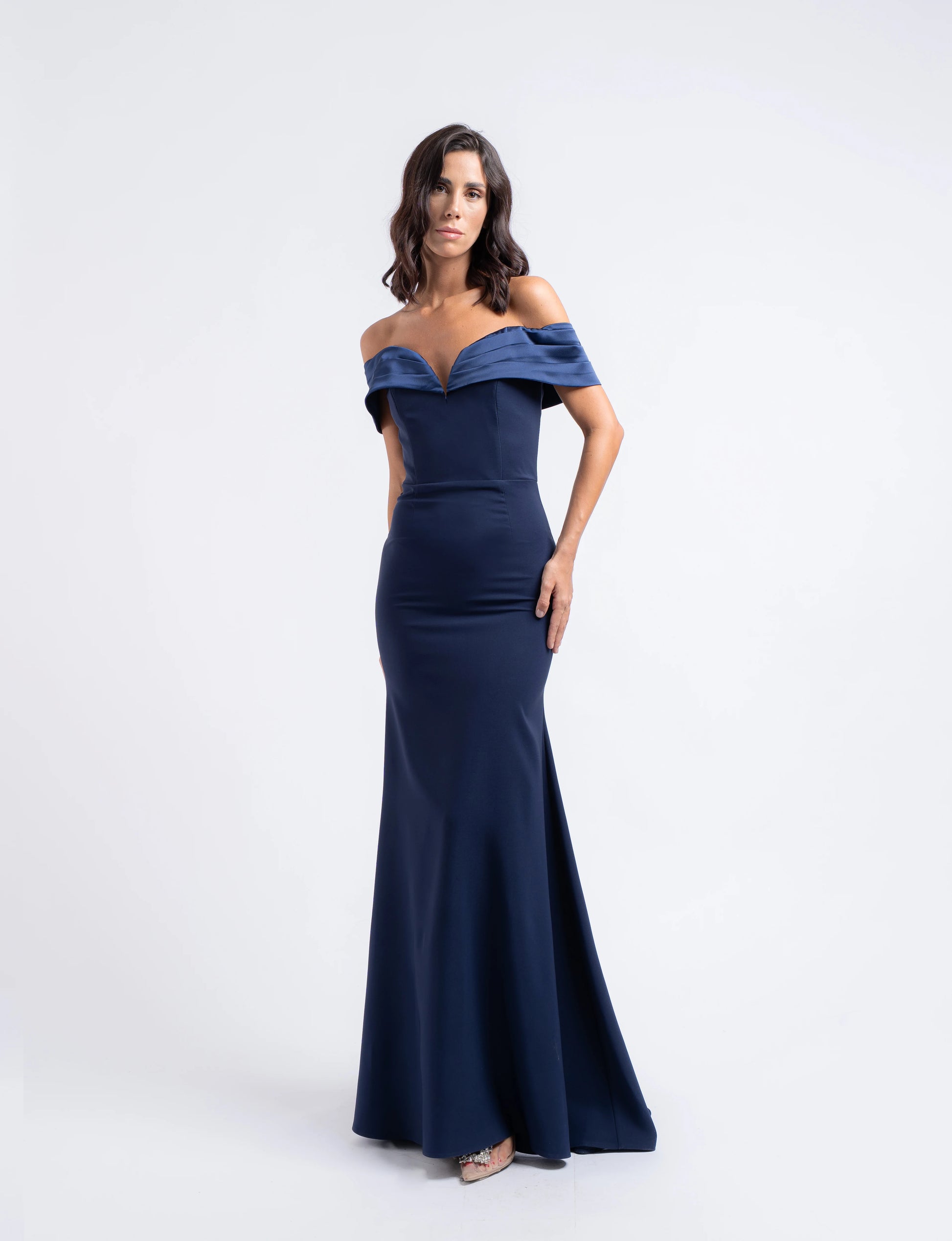 Abito lungo sirena blu in crepe tecnico con scollo a barca in raso