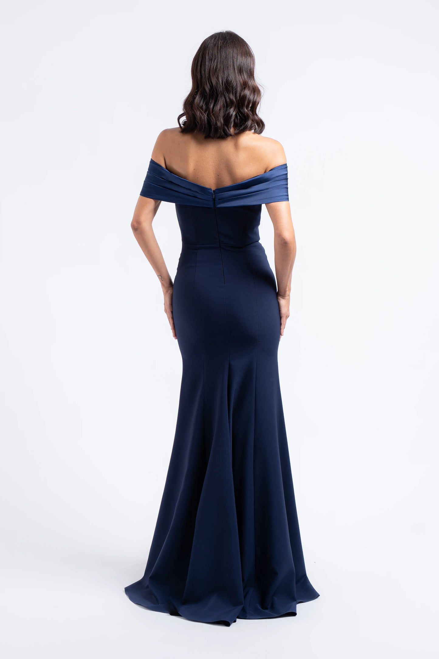 Abito cerimonia donna lungo aderente con coda posteriore elegante
