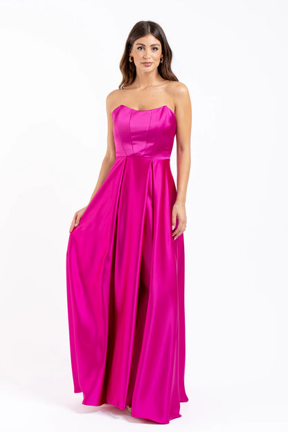 Abito lungo fucsia in raso con spacco laterale e gonna ampia da cerimonia