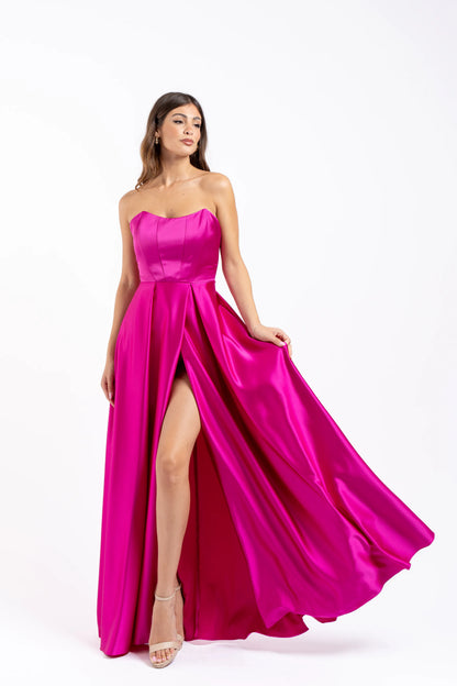Abito da sera fucsia con ampia gonna fluida e profondo spacco