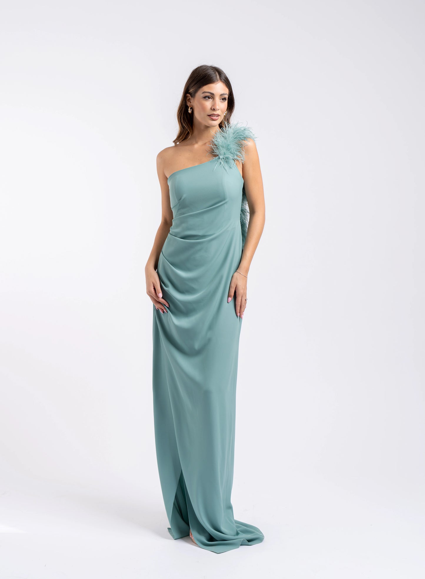 Abito lungo monospalla ottanio in tessuto cadì aderente con spacco laterale anteriore e dettaglio piume sulla spalla – abito da cerimonia elegante donna