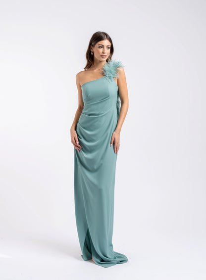 Abito lungo monospalla ottanio in tessuto cadì aderente con spacco laterale anteriore e dettaglio piume sulla spalla – abito da cerimonia elegante donna
