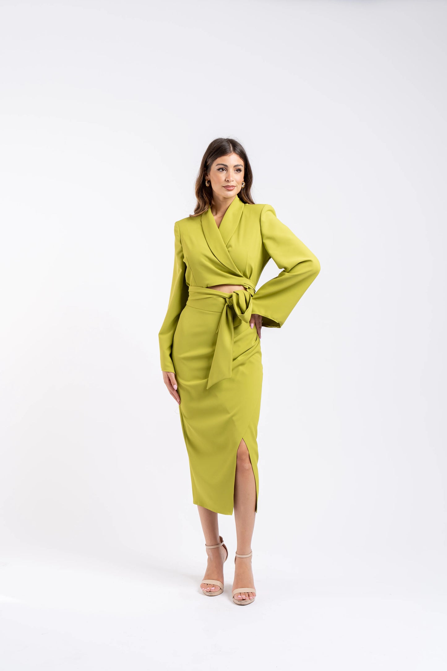 Completo elegante donna in crepe verde con giacca crop kimono e gonna longuette con spacco.