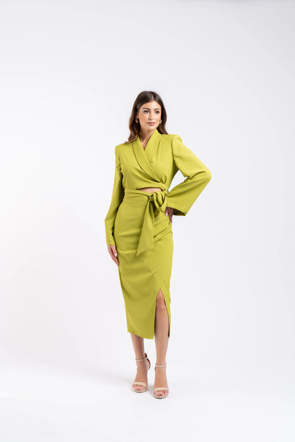 Completo elegante donna in crepe verde con giacca crop kimono e gonna longuette con spacco.