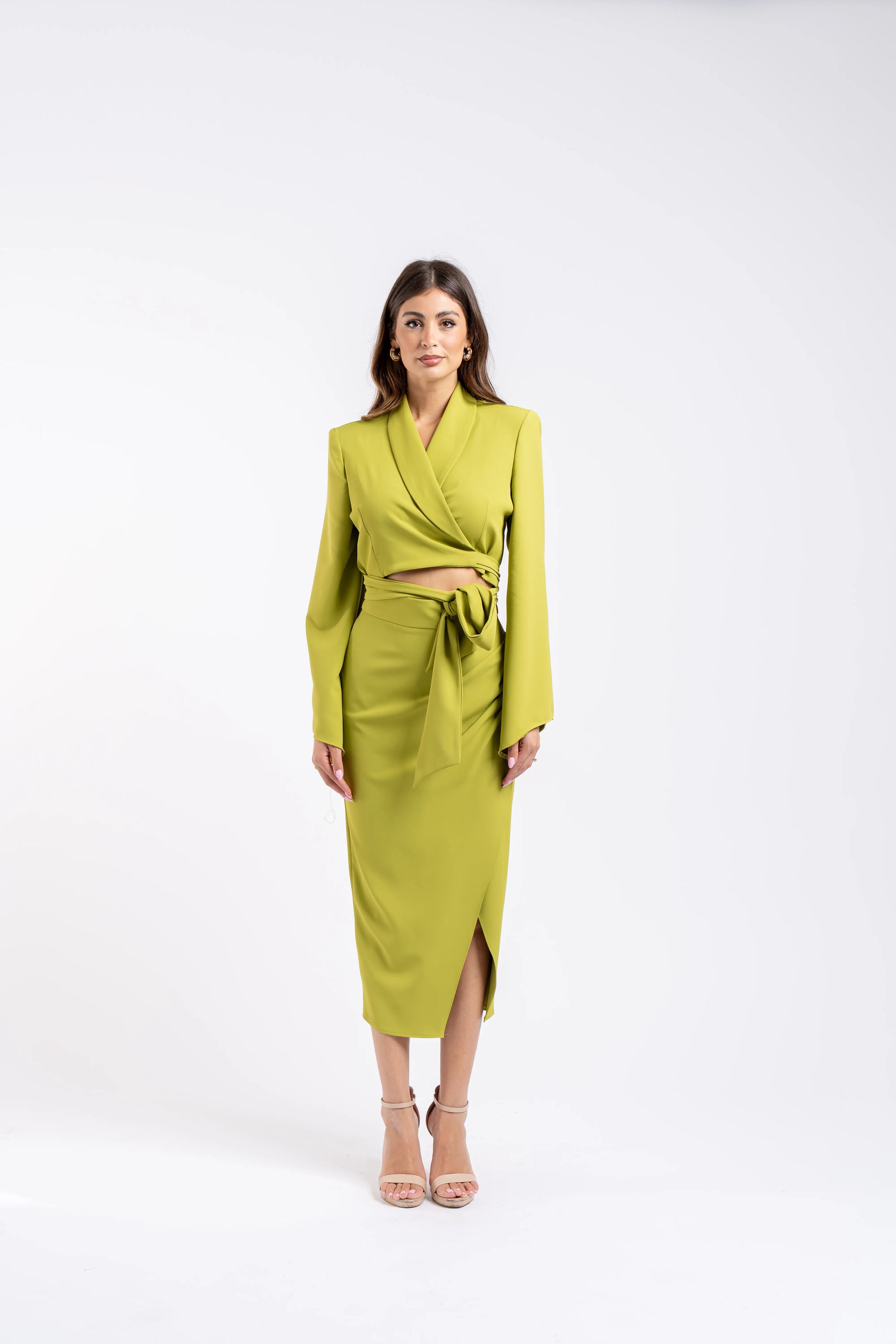 Tailleur donna da cerimonia verde con giacca incrociata e gonna midi drappeggiata