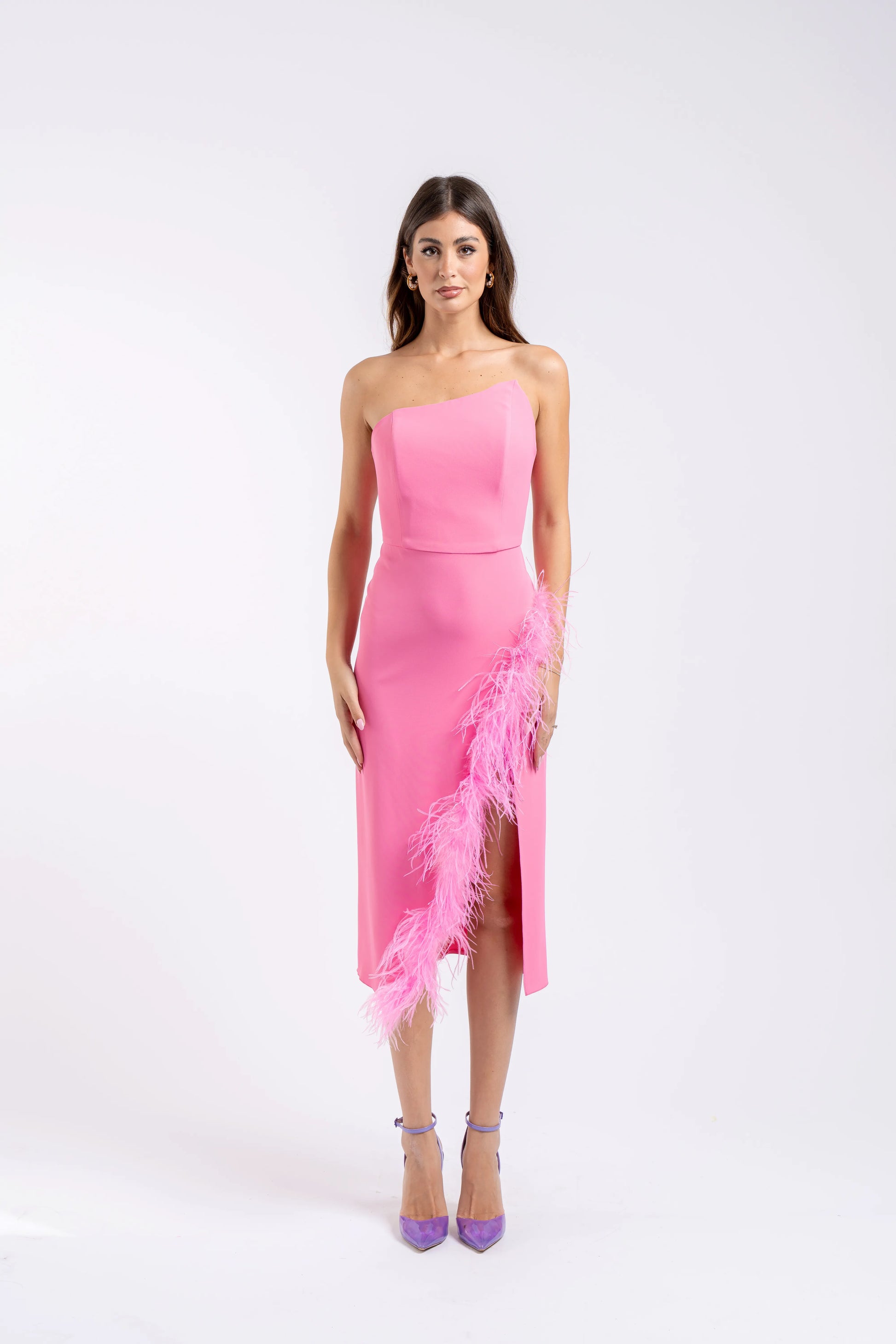 Abito rosa elegante con dettaglio piume couture
