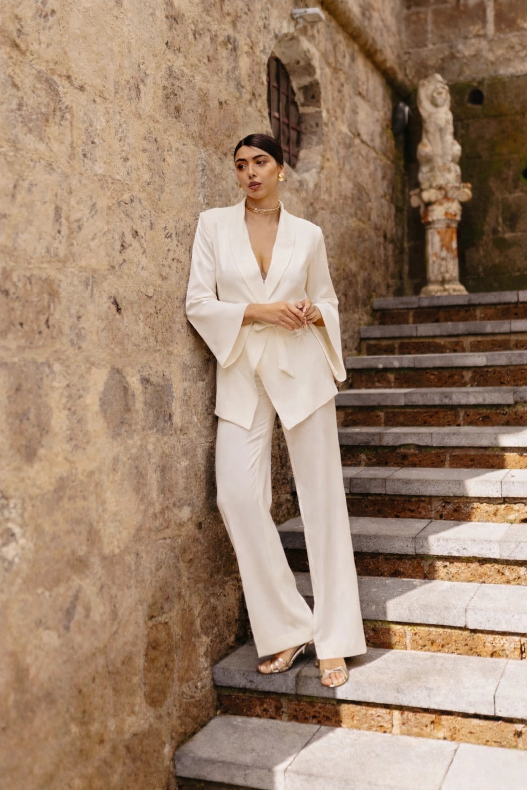 Tailleur donna bianco elegante con giacca incrociata scollo profondo e pantaloni palazzo fluidi – completo cerimonia e promessa di matrimonio Made in Italy
