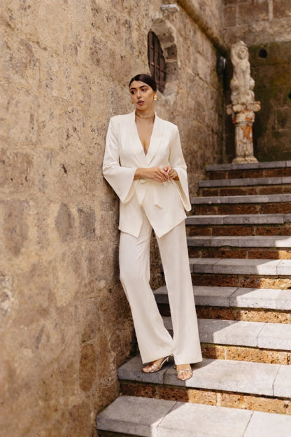 Tailleur donna bianco elegante con giacca incrociata scollo profondo e pantaloni palazzo fluidi – completo cerimonia e promessa di matrimonio Made in Italy
