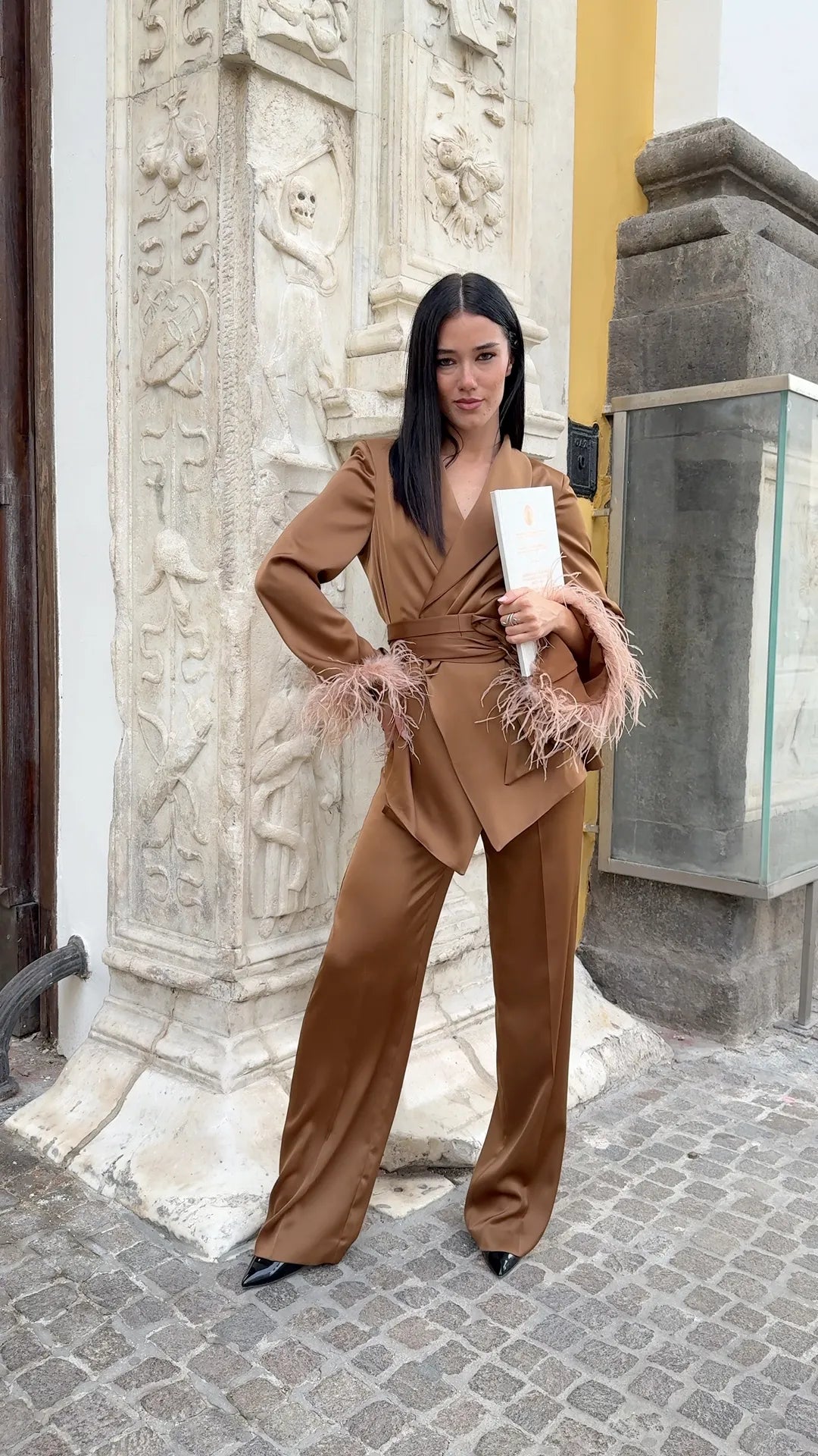 Tailleur donna elegante per laurea 2026 cammello in satin con cintura in vita e piume ai polsi