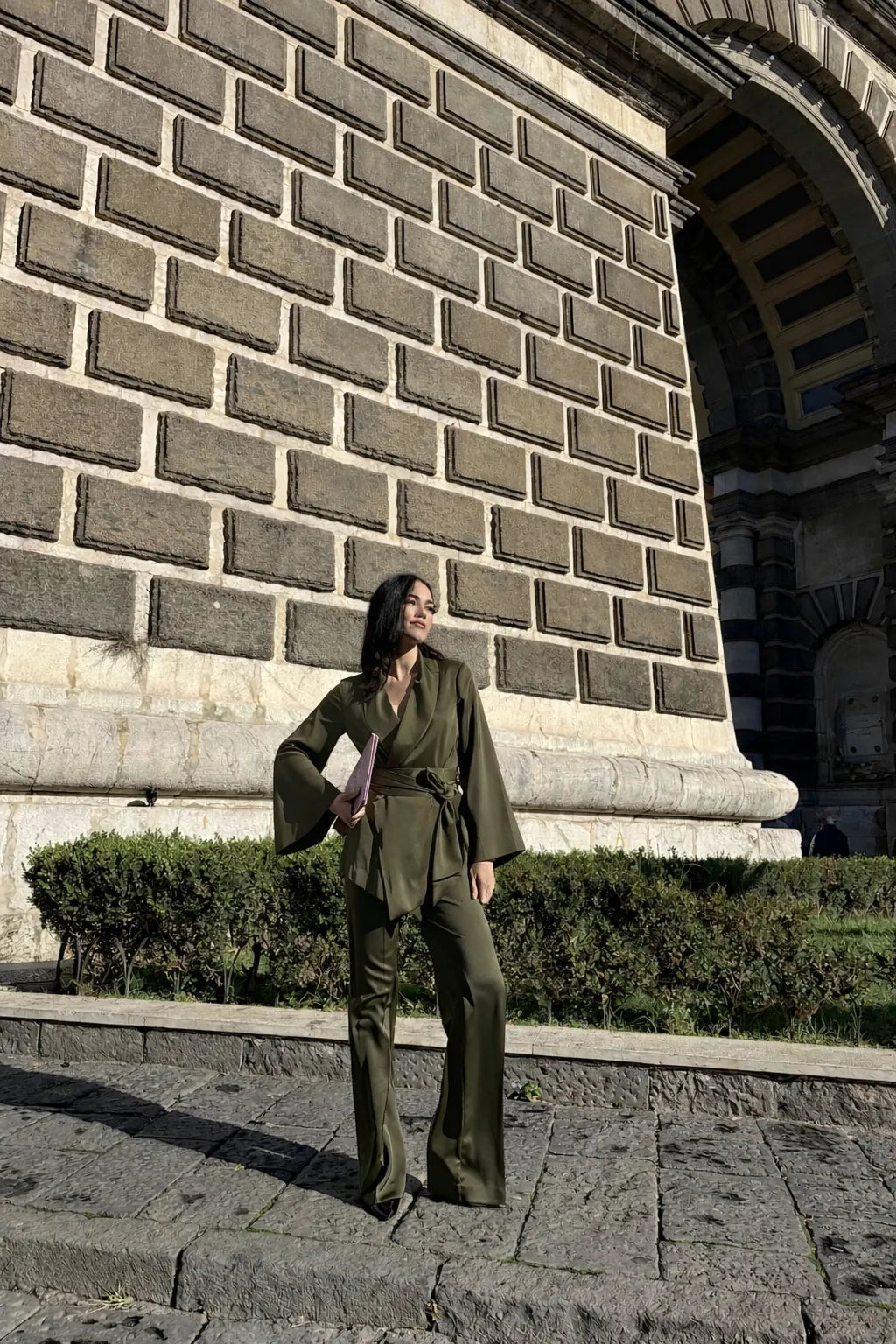 Tailleur donna verde oliva elegante con giacca a portafoglio e maniche ampie, pantaloni palazzo fluidi – completo laurea e cerimonia donna