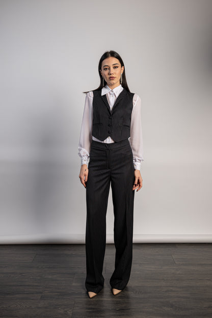 Tailleur 3 pezzi donna gessato grigio indossato senza giacca con gilet crop