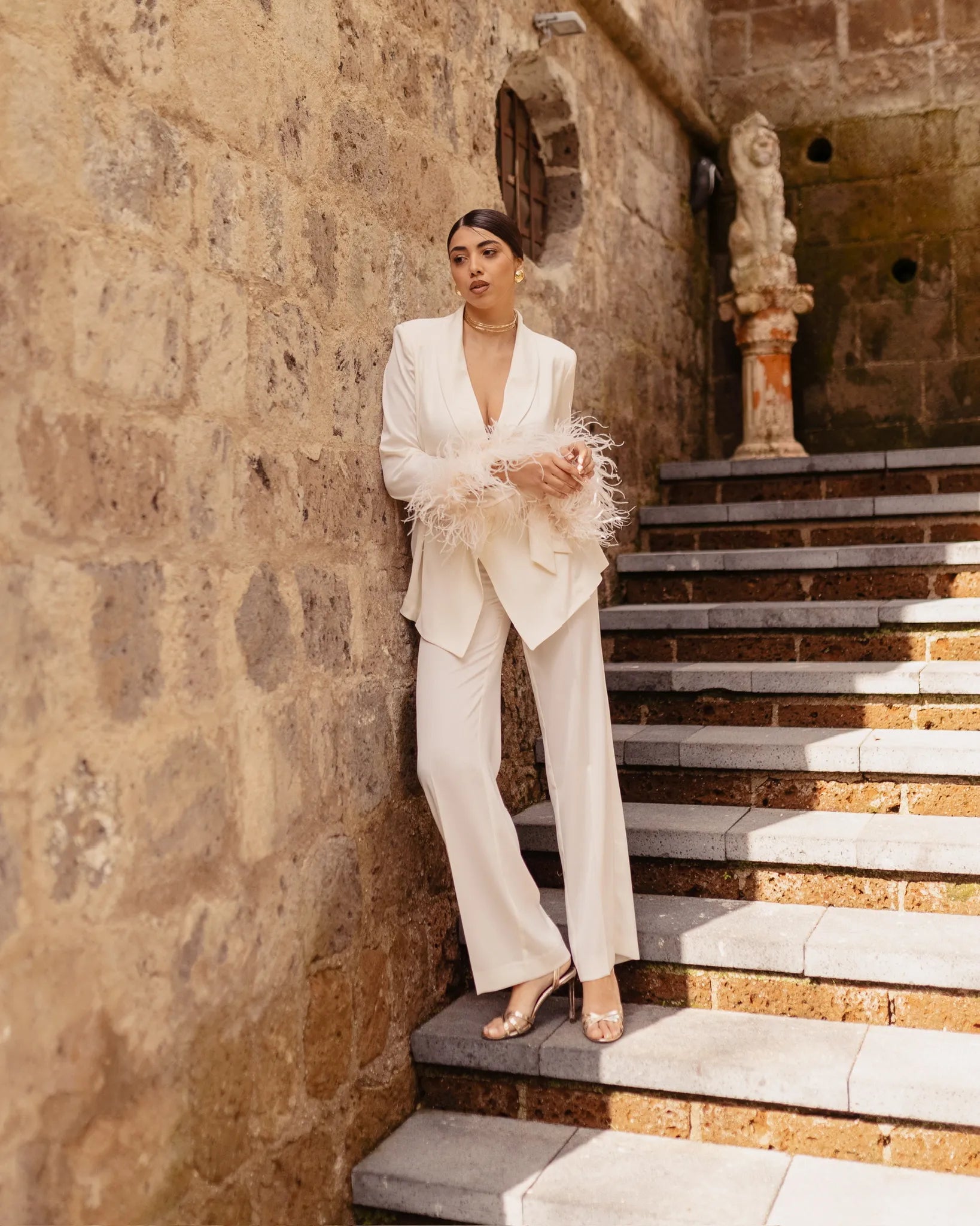 Tailleur donna elegante per laurea 2026 bianco in satin con collo sciallato e piume ai polsi