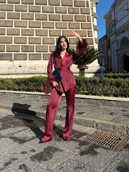 Tailleur donna laurea 2026 bordeaux in satin con piume ai polsi e cintura in vita