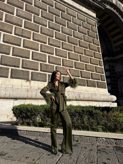 Tailleur donna elegante per laurea 2026 verde oliva con collo sciallato e pantaloni palazzo
