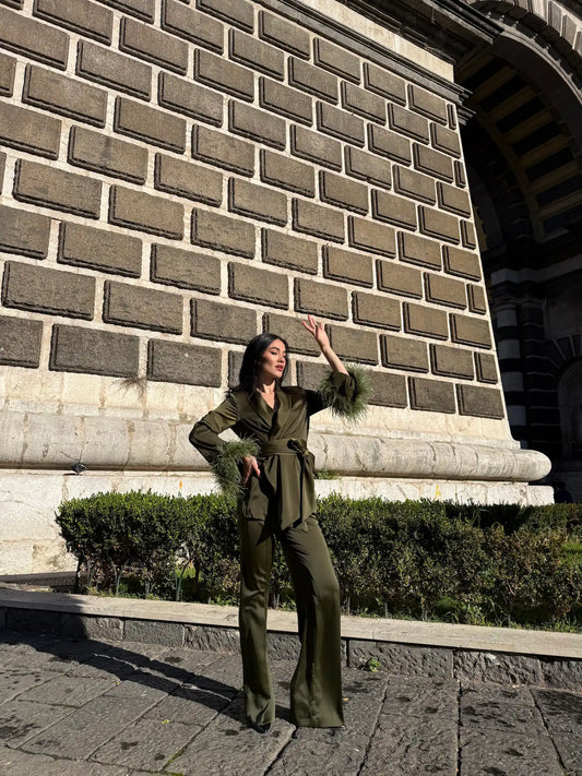 Tailleur donna elegante per laurea 2026 verde oliva con collo sciallato e pantaloni palazzo