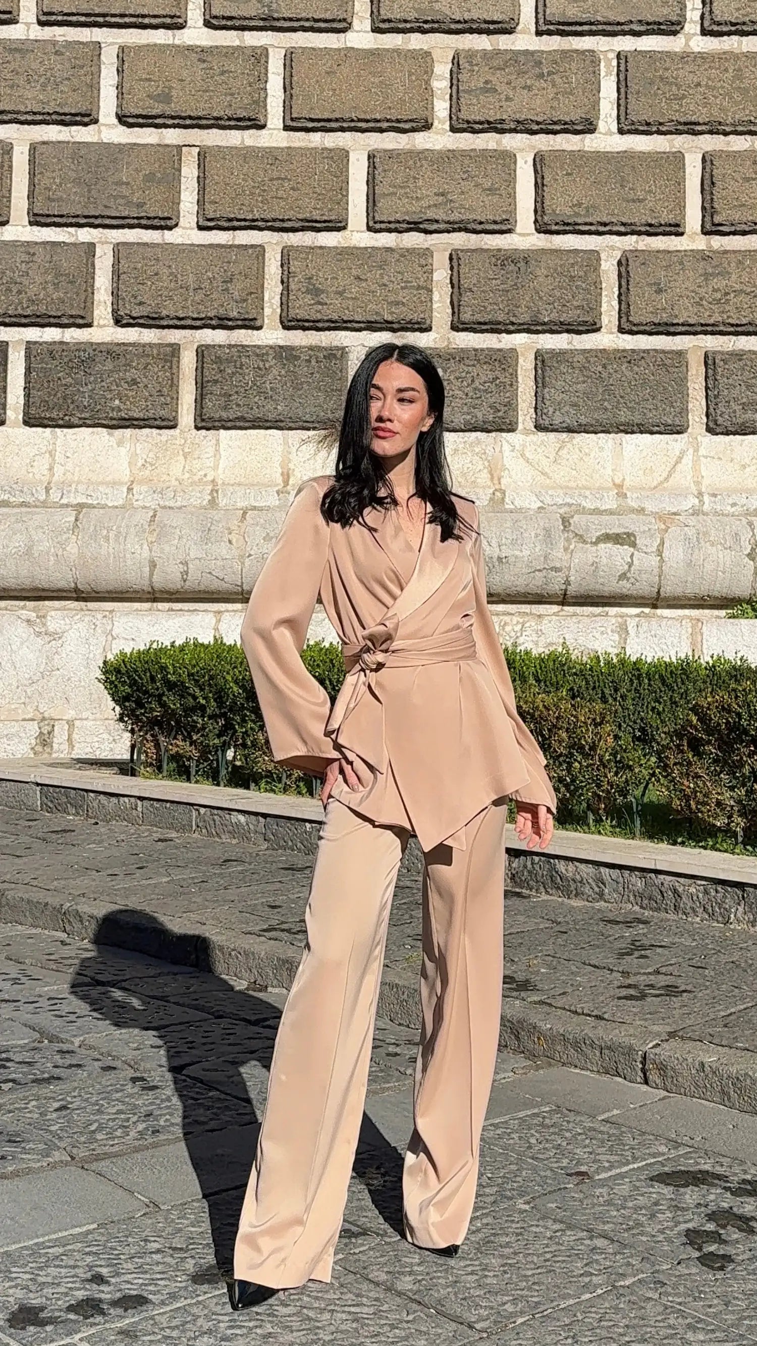 Tailleur donna beige cipria elegante con giacca incrociata e cintura in vita, pantaloni palazzo fluidi – completo donna per eventi e cerimonie