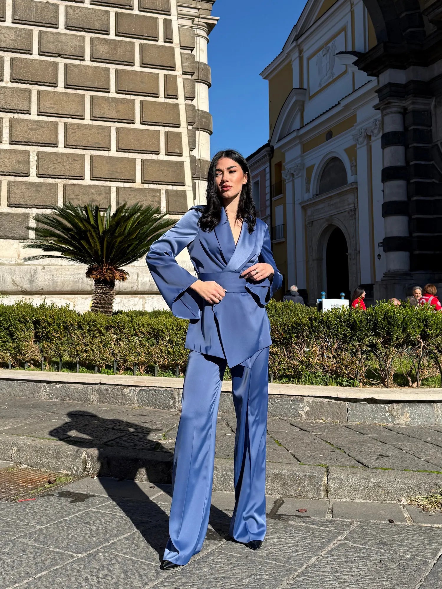 Tailleur donna laurea 2026 elegante azzurro petrolio con giacca a portafoglio e cintura in vita, maniche kimono e pantalone palazzo fluido – completo cerimonia Made in Italy