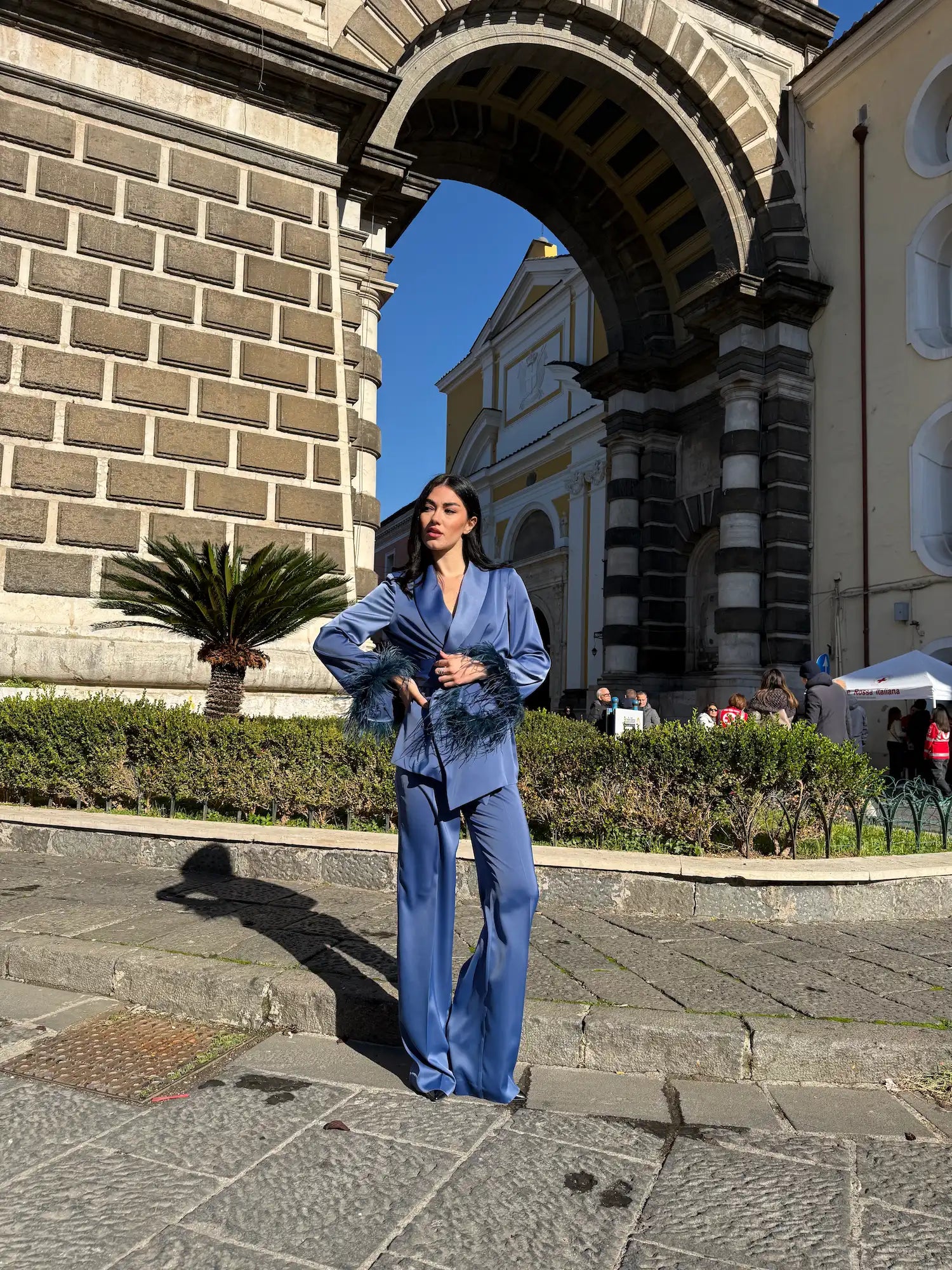 Tailleur donna laurea 2026 Ottanio in satin con maniche kimono e piume decorative