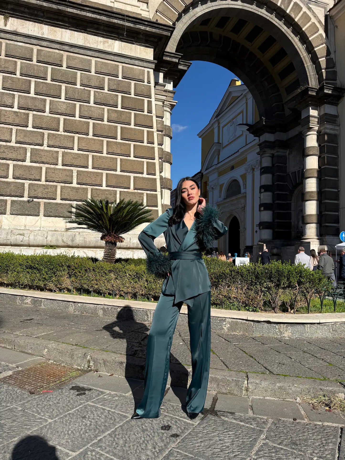 Tailleur donna elegante per laurea 2026 verde bosco in satin con kimono e pantaloni palazzo