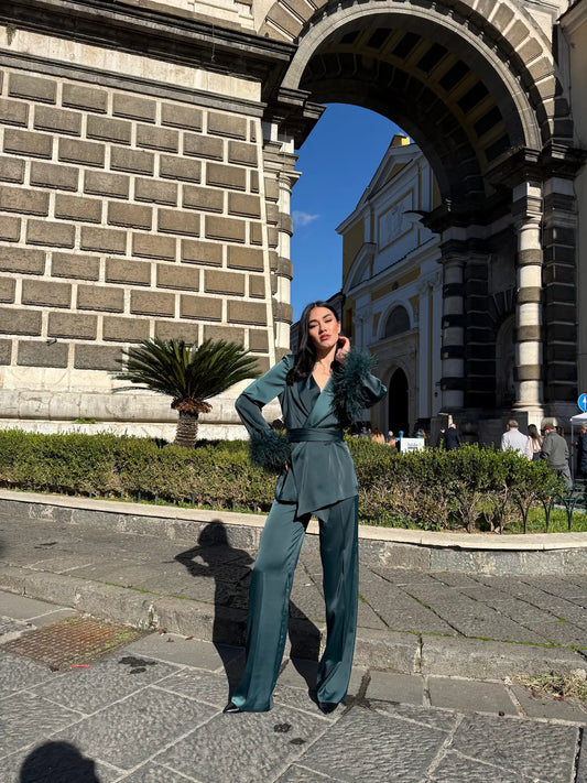 Tailleur donna elegante per laurea 2026 verde bosco in satin con kimono e pantaloni palazzo