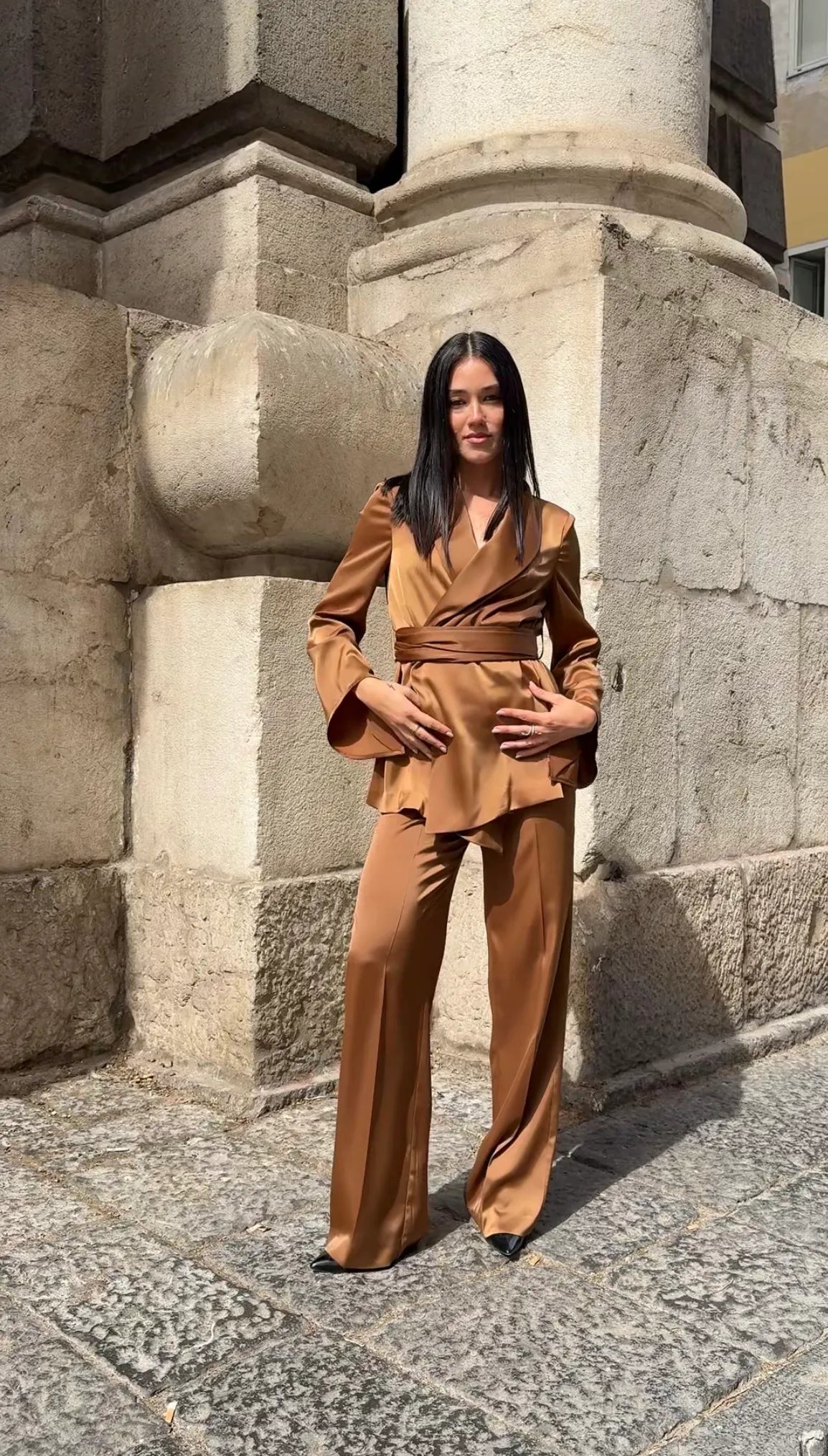 Tailleur donna marrone cammello elegante con giacca incrociata e cintura ampia, pantaloni palazzo a vita alta – completo cerimonia Made in Italy