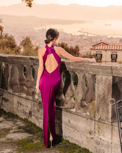 Abito lungo elegante fucsia con schiena scoperta e fiocco posteriore – vista retro ambientata