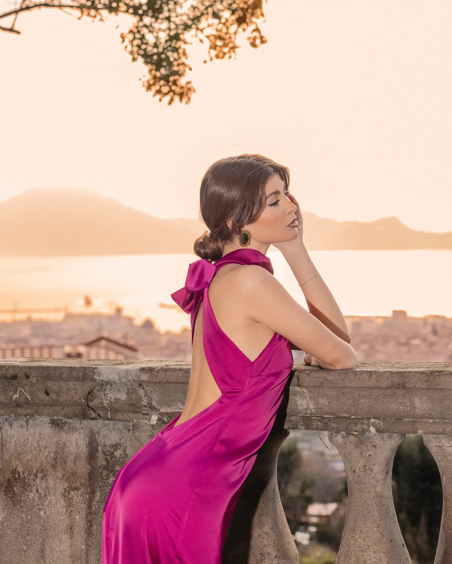 Abito lungo satin fucsia donna con scollo all’americana – dettaglio laterale ambientato