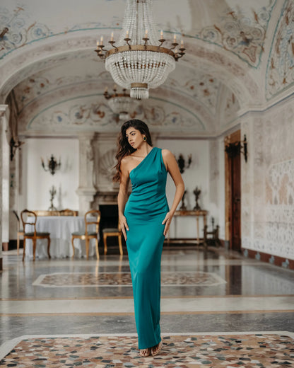 Abito lungo monospalla satin verde smeraldo con drappeggio e schiena scoperta