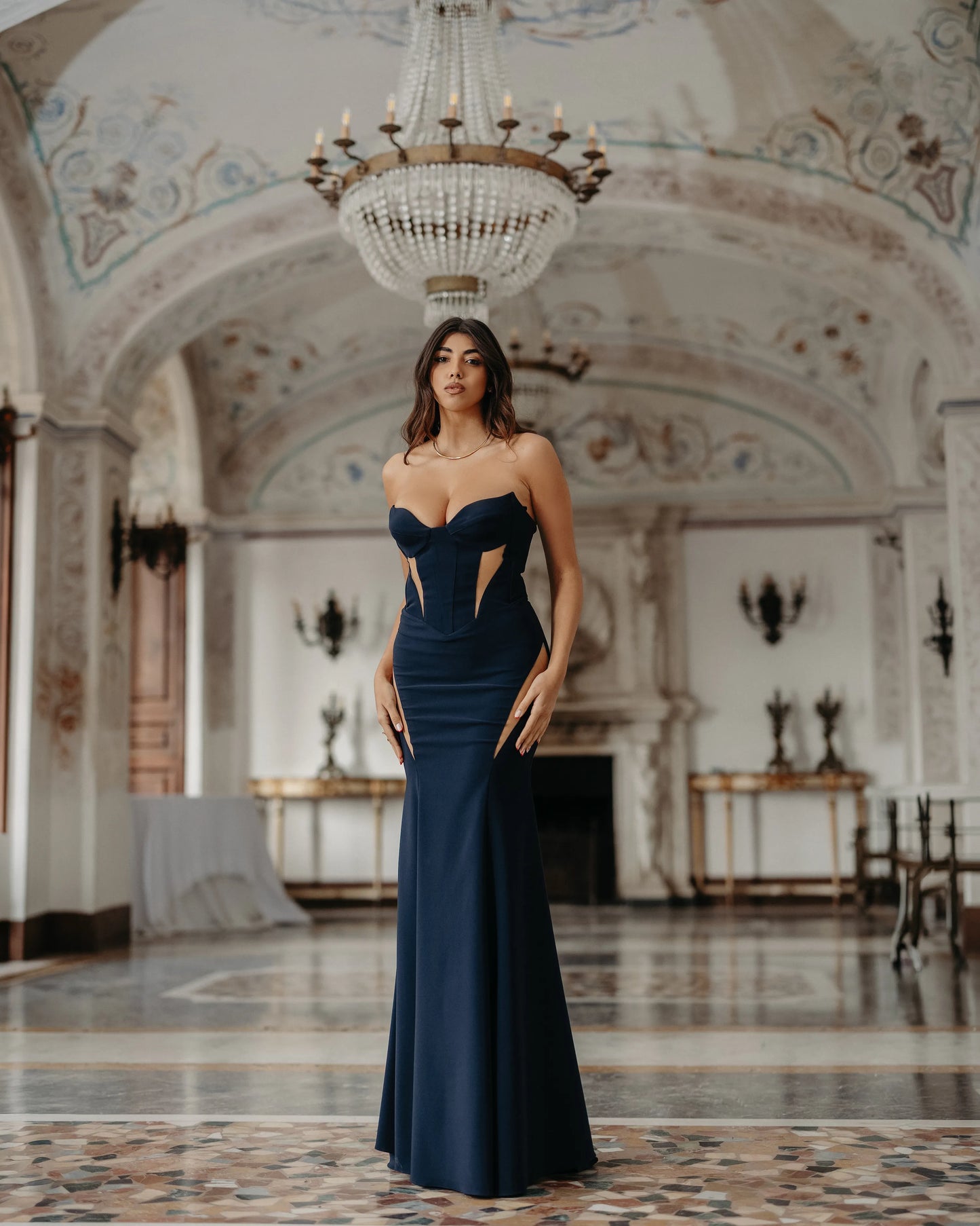Abito lungo sirena nero in crepe tecnico con scollo a cuore bustier