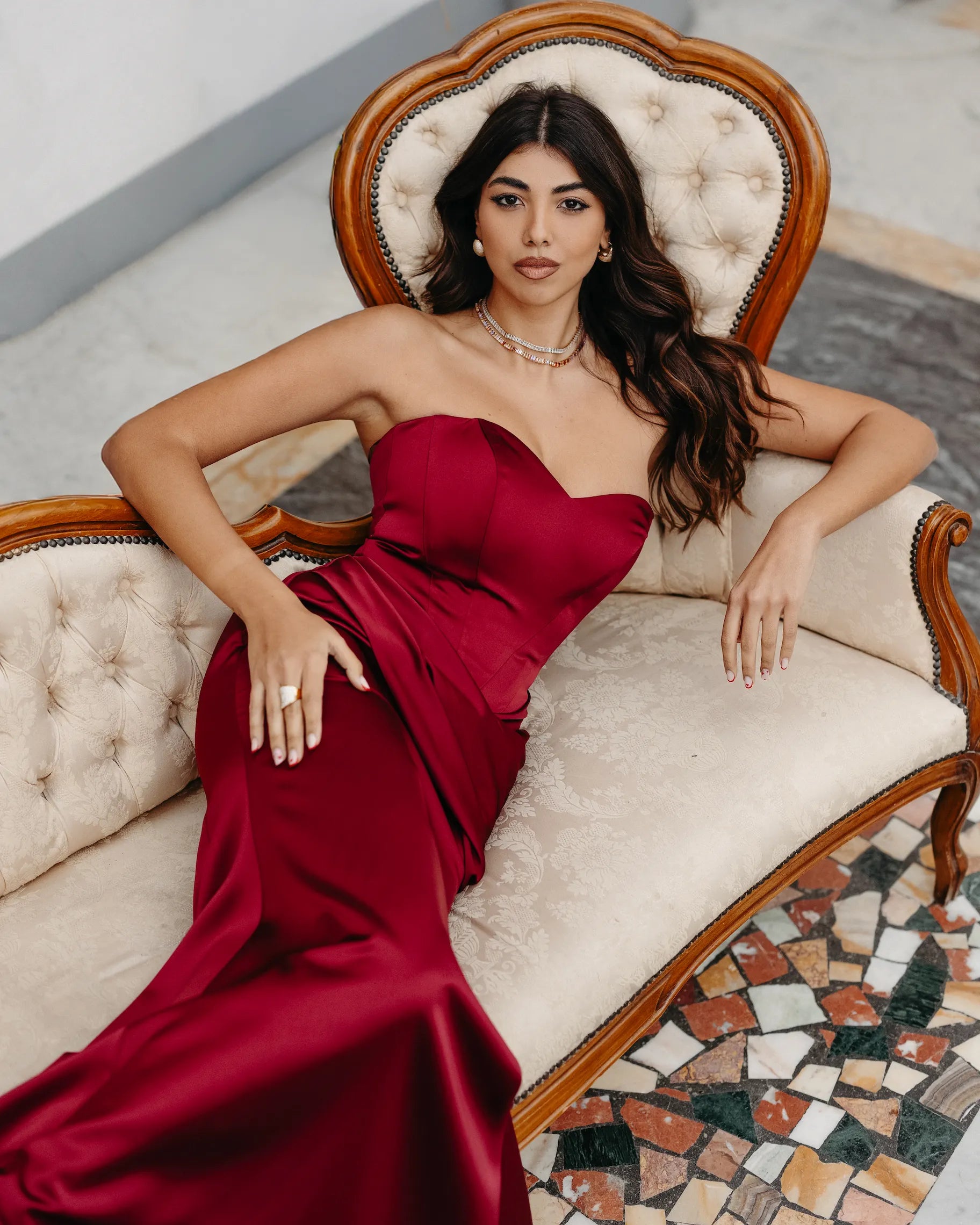 Abito sirena rosso in raso con scollo a cuore e drappeggio elegante TNS Brand