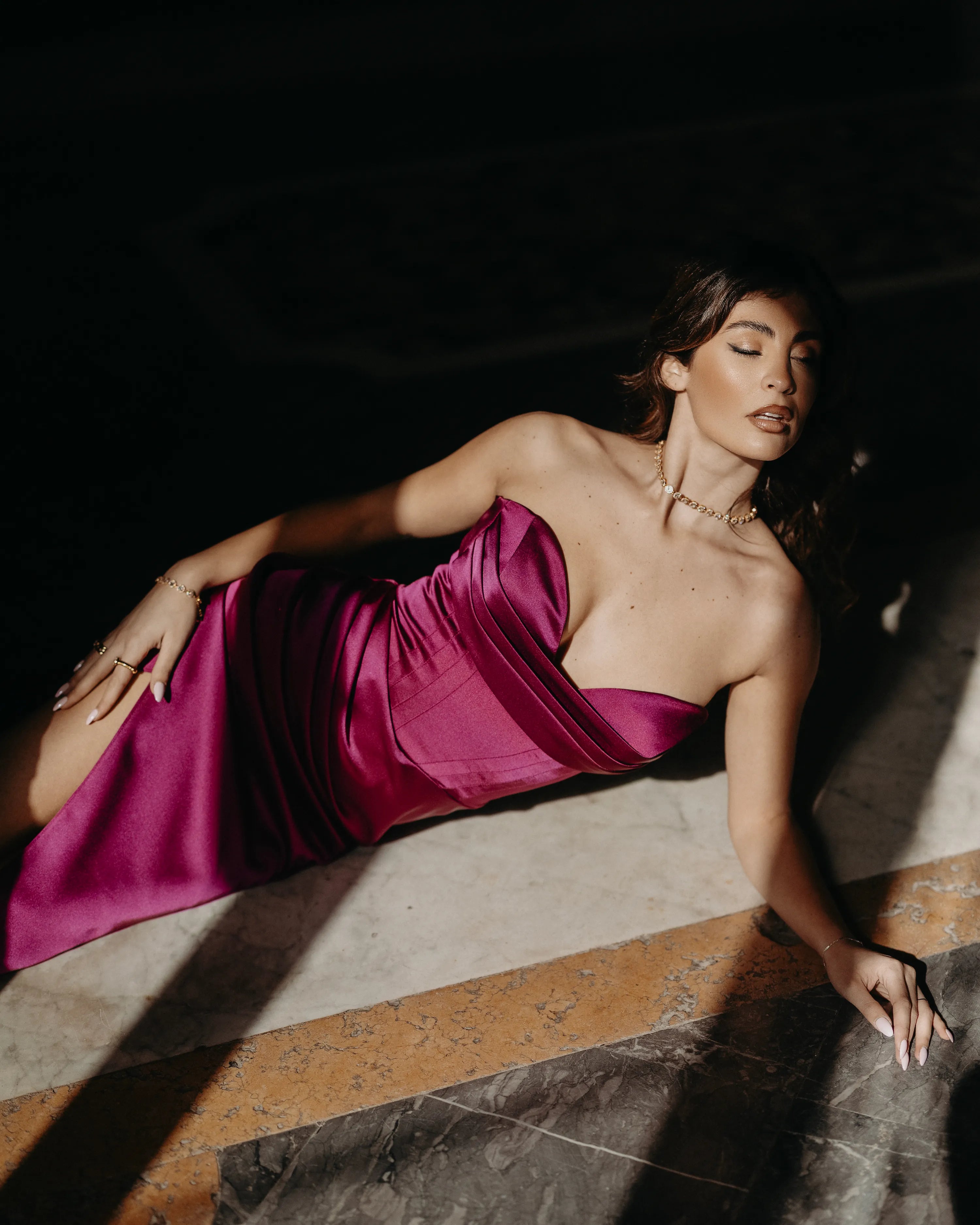 Abito da sera elegante in raso con corpino strutturato e drappeggio couture