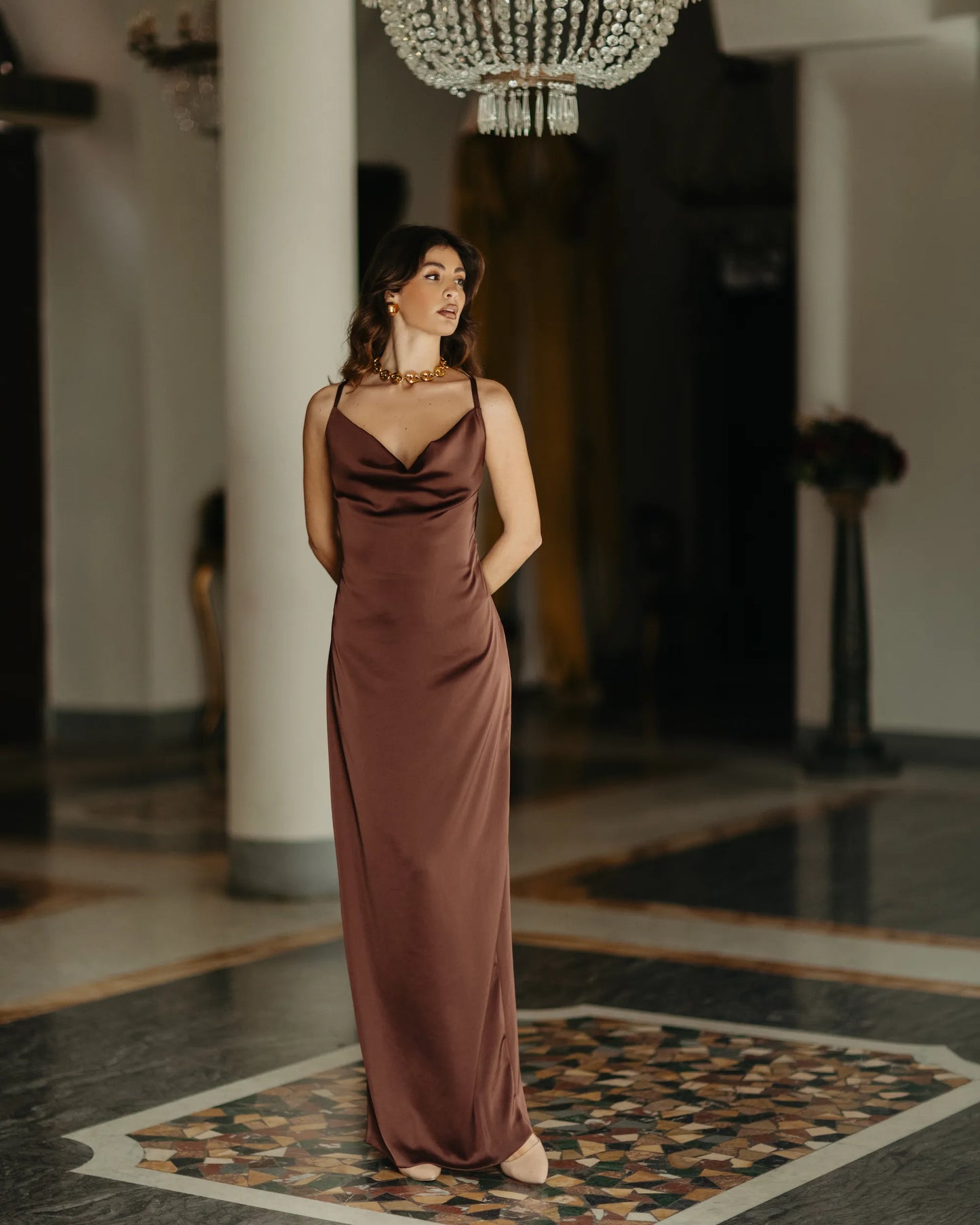 Abito lungo satin elegante con scollo sciallato anteriore drappeggiato